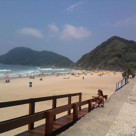 Lindo apto com piscina a 150m da praia do Tombo Guarujá Exterior foto